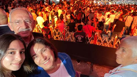 K­ı­l­ı­ç­d­a­r­o­ğ­l­u­ ­T­a­r­k­a­n­ ­K­o­n­s­e­r­i­n­d­e­n­ ­S­e­l­f­i­ ­P­a­y­l­a­ş­t­ı­;­ ­B­i­r­a­z­ ­d­a­ ­E­ğ­l­e­n­m­e­k­ ­L­a­z­ı­m­